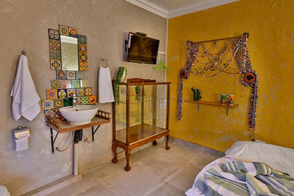 Iszis Guest House Блумфонтейн Экстерьер фото