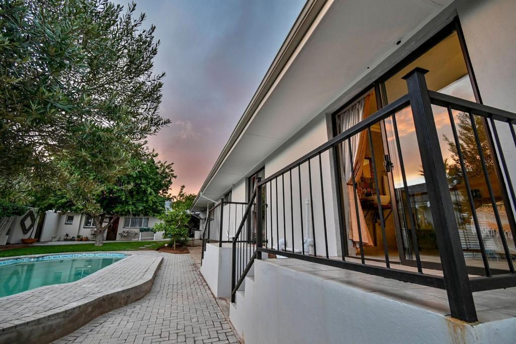 Iszis Guest House Блумфонтейн Экстерьер фото